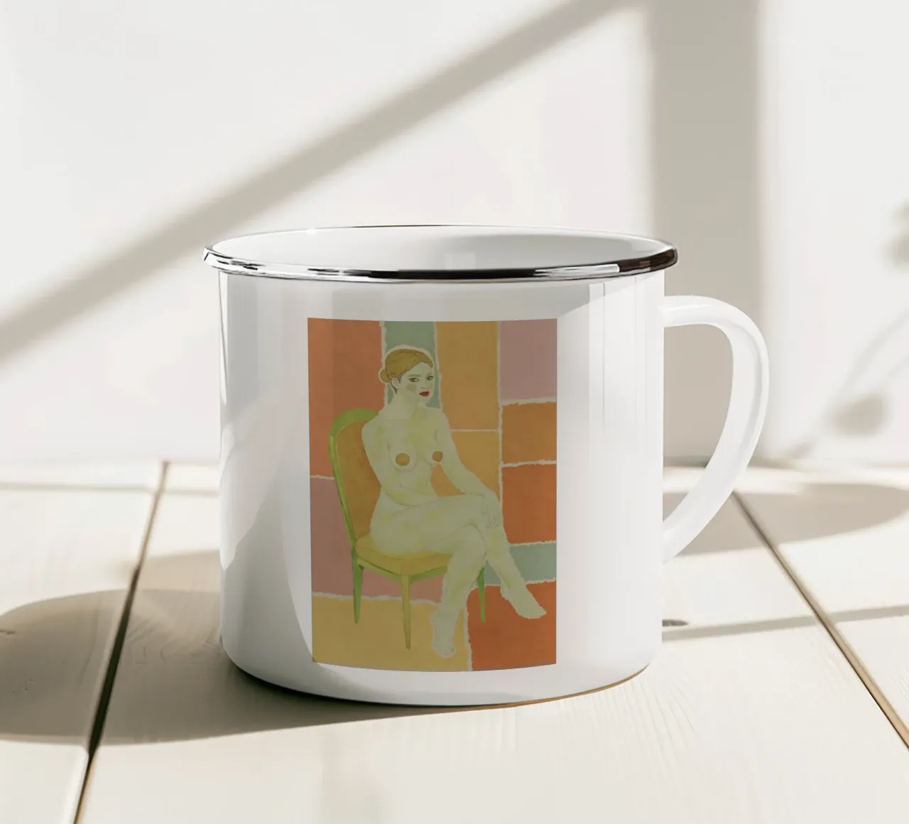 Donna nuda in poltrona, tavolozza di colori retrò, Pop Art moderna tazza in smalto da Hecate Pim Designs