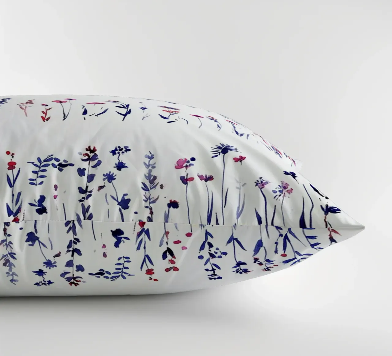 Linee di fiori selvatici cuscino da Sophia Calder Studio