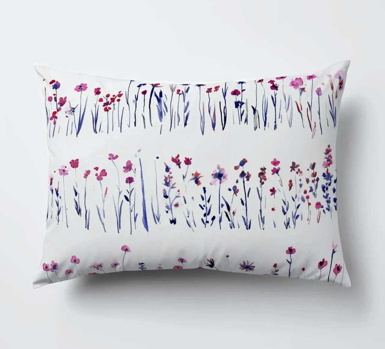 Linee di fiori selvatici cuscino da Sophia Calder Studio