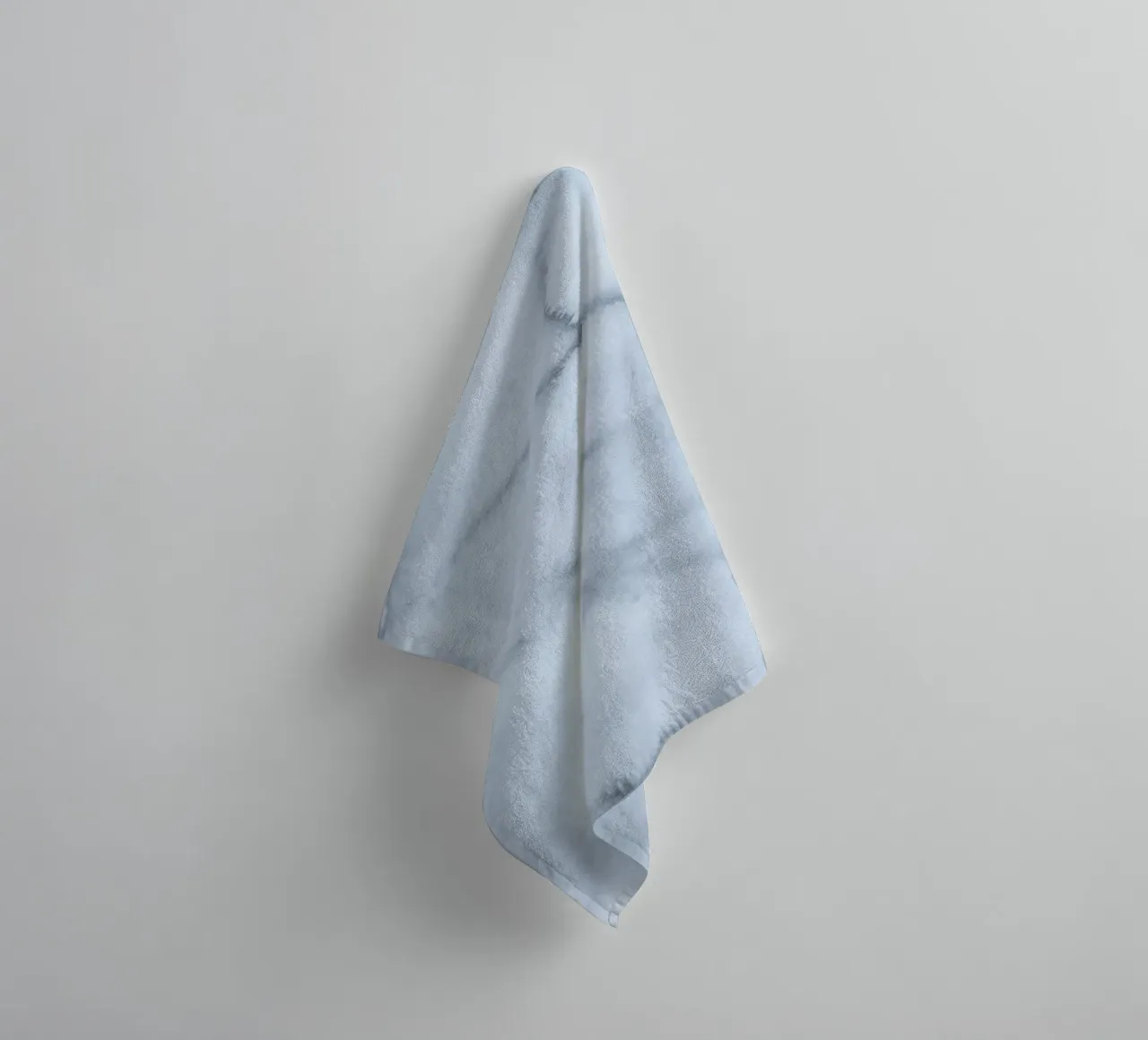 bluish greys asciugamano da bagno da IRIS LEHNHARDT FINE ART