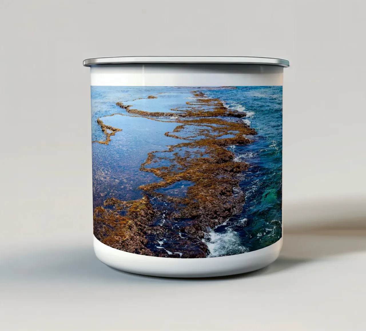 Spiaggia Sdot Yam #3 tazza in smalto da Tal Paz-Fridman