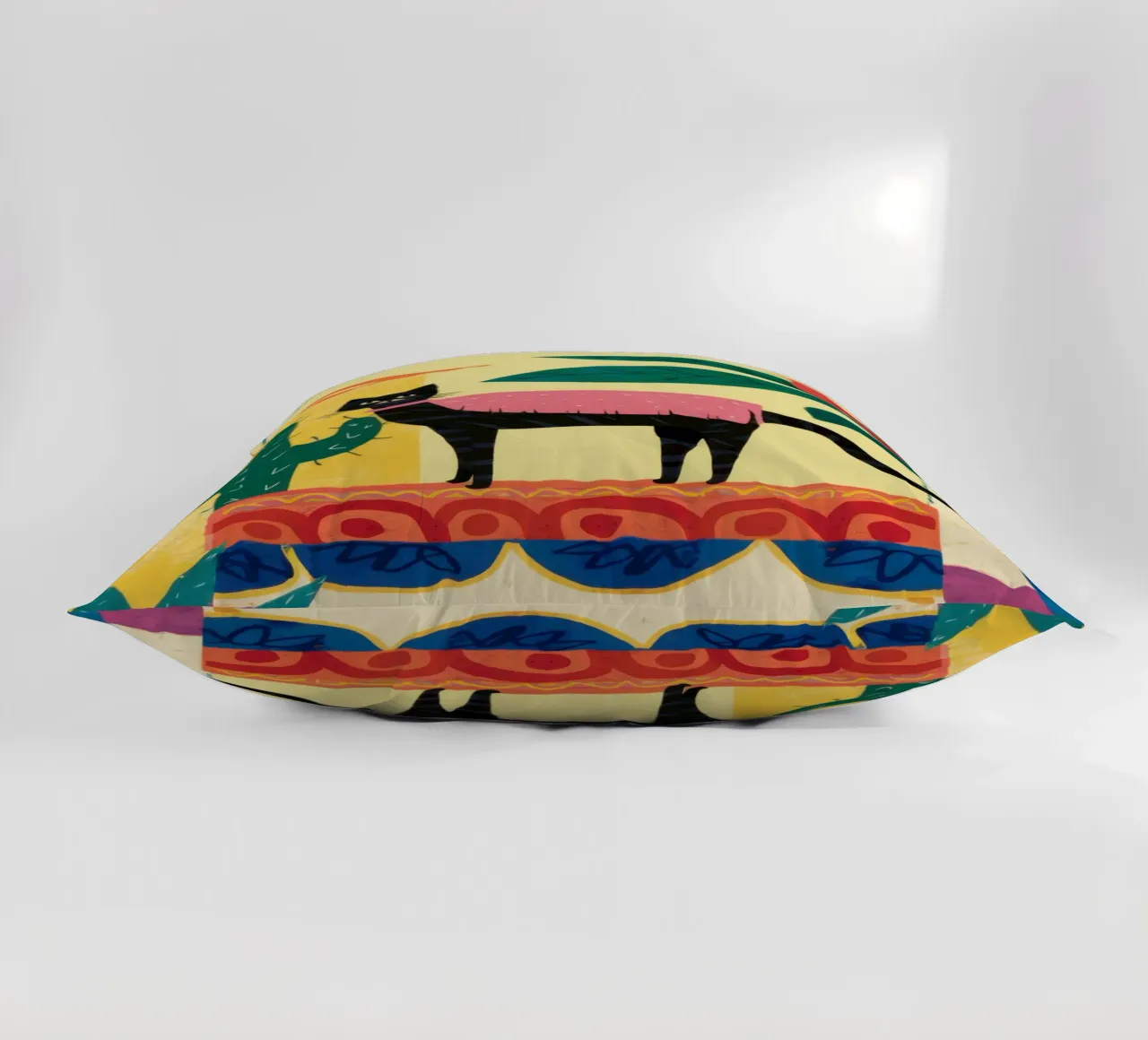Totem gatto del deserto cuscino da Trace Brush