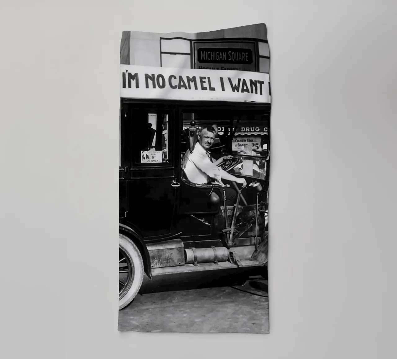 Prohibition, voiture à bière, photo ancienne en noir et blanc serviette de bain de Vibrant Vintage Prints