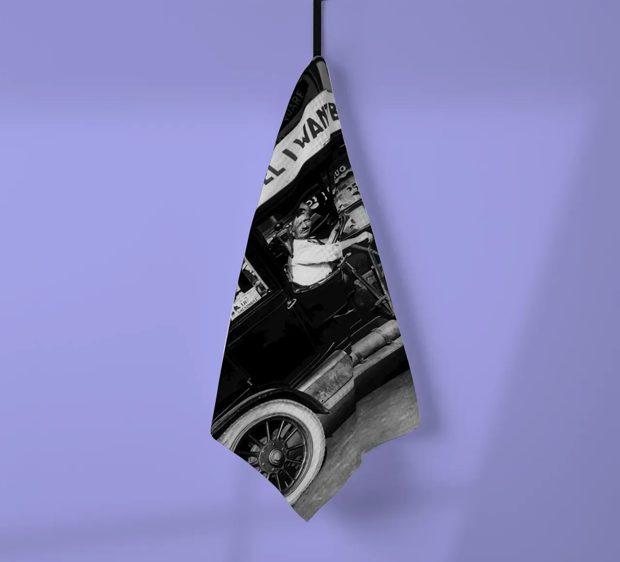 Prohibition, voiture à bière, photo ancienne en noir et blanc torchon de Vibrant Vintage Prints