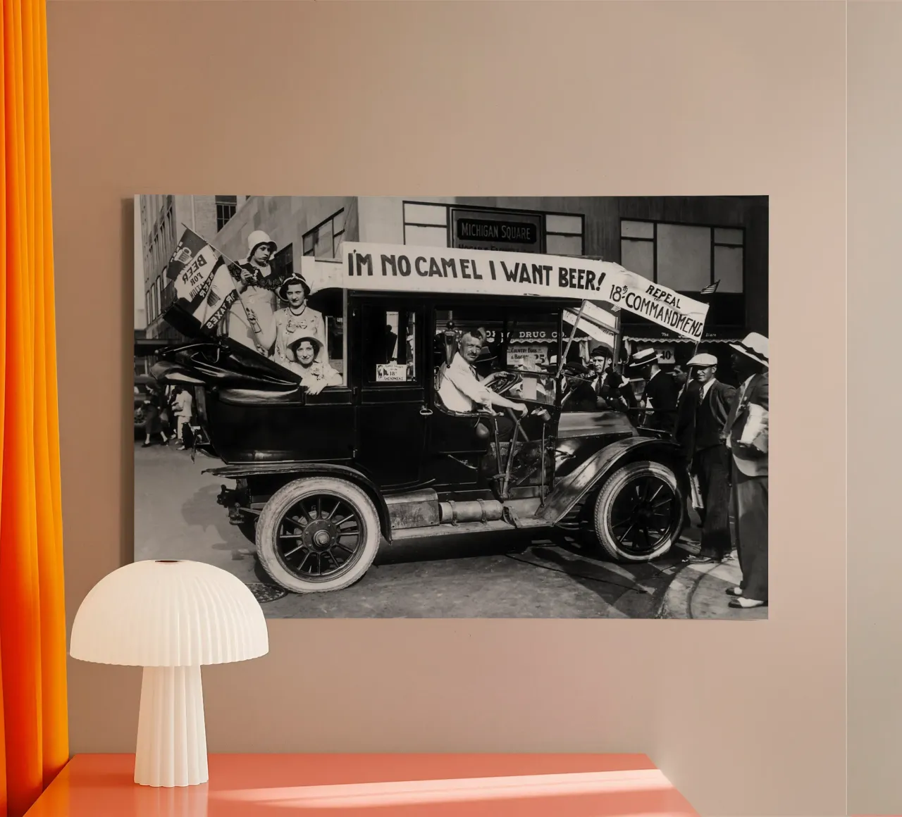 Prohibition, voiture à bière, photo ancienne en noir et blanc toile avec Caisse américaine de Vibrant Vintage Prints