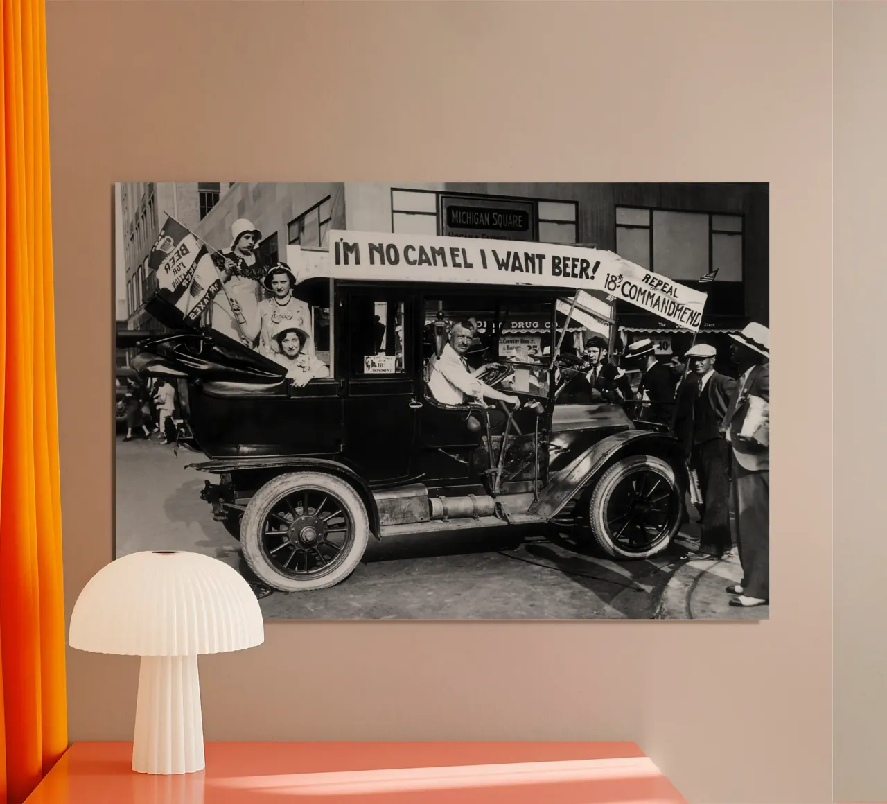 Prohibition, voiture à bière, photo ancienne en noir et blanc poster de Vibrant Vintage Prints