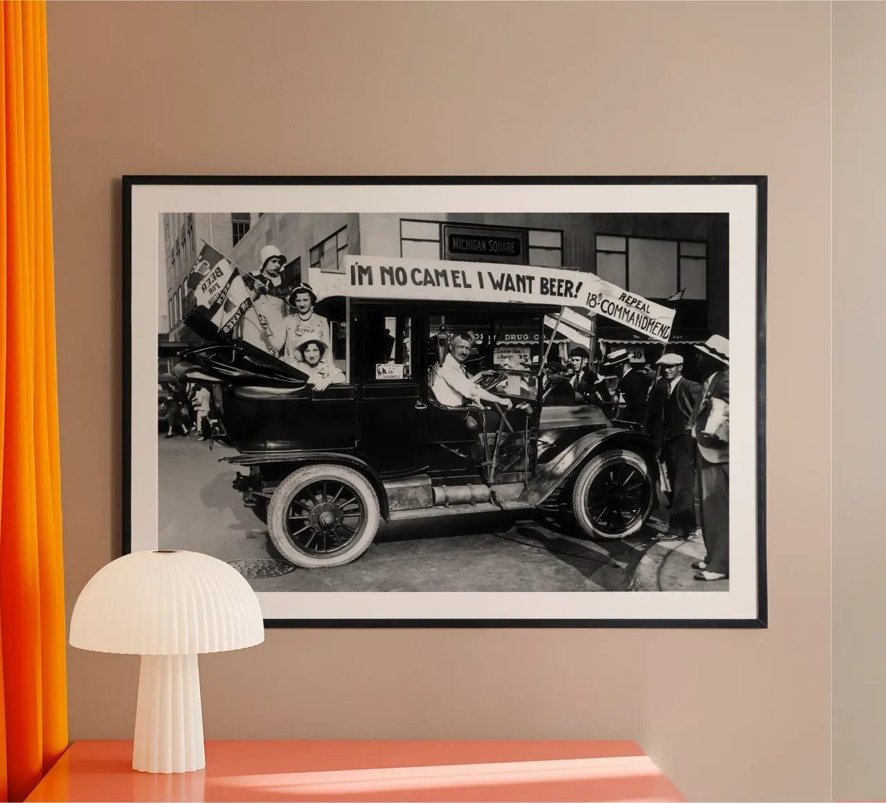 Prohibition, voiture à bière, photo ancienne en noir et blanc poster de Vibrant Vintage Prints