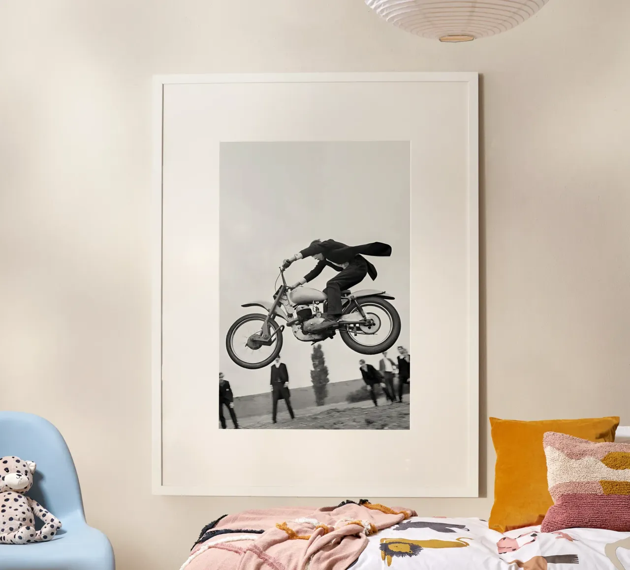 Salto in moto, foto d'epoca in bianco e nero poster con telaio in legno da Vibrant Vintage Prints