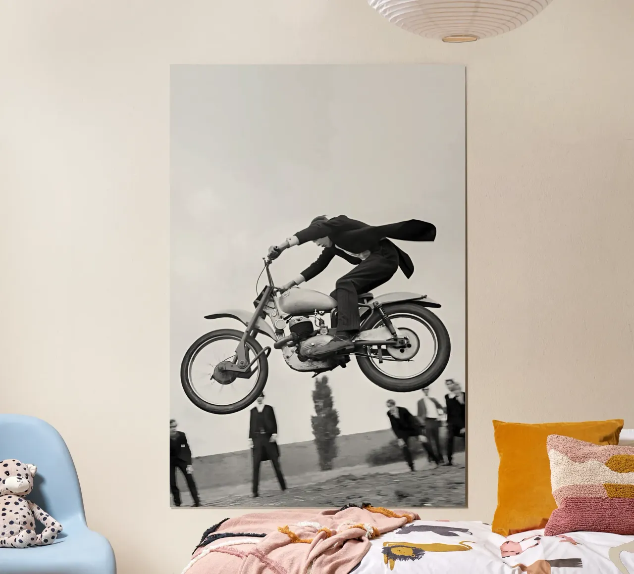 Salto in moto, foto d'epoca in bianco e nero poster con telaio in legno da Vibrant Vintage Prints