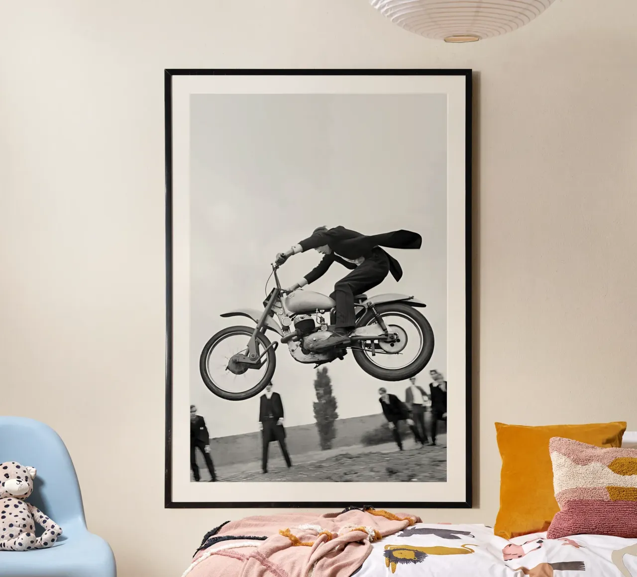Salto in moto, foto d'epoca in bianco e nero poster con telaio in legno da Vibrant Vintage Prints