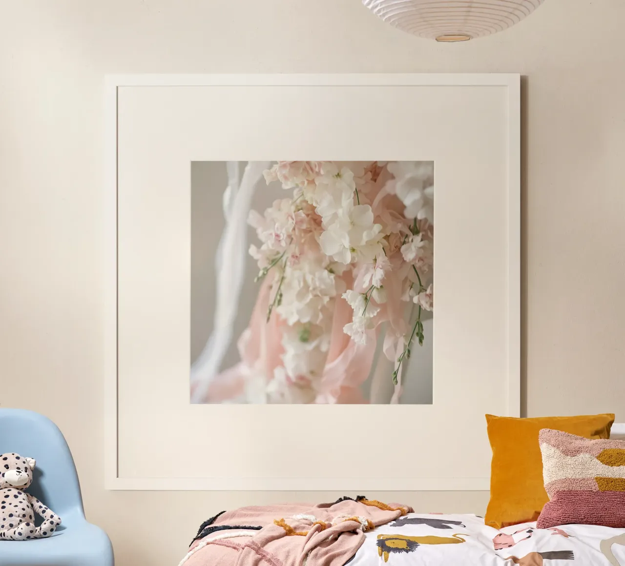 Sussurri in rosa poster con telaio in plastica da StillVibe Home