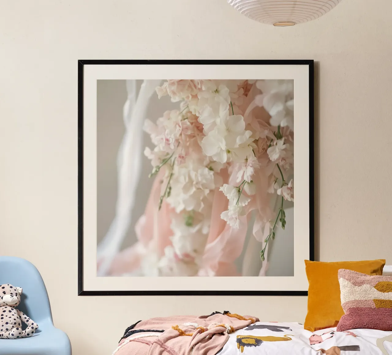 Sussurri in rosa poster con telaio in plastica da StillVibe Home