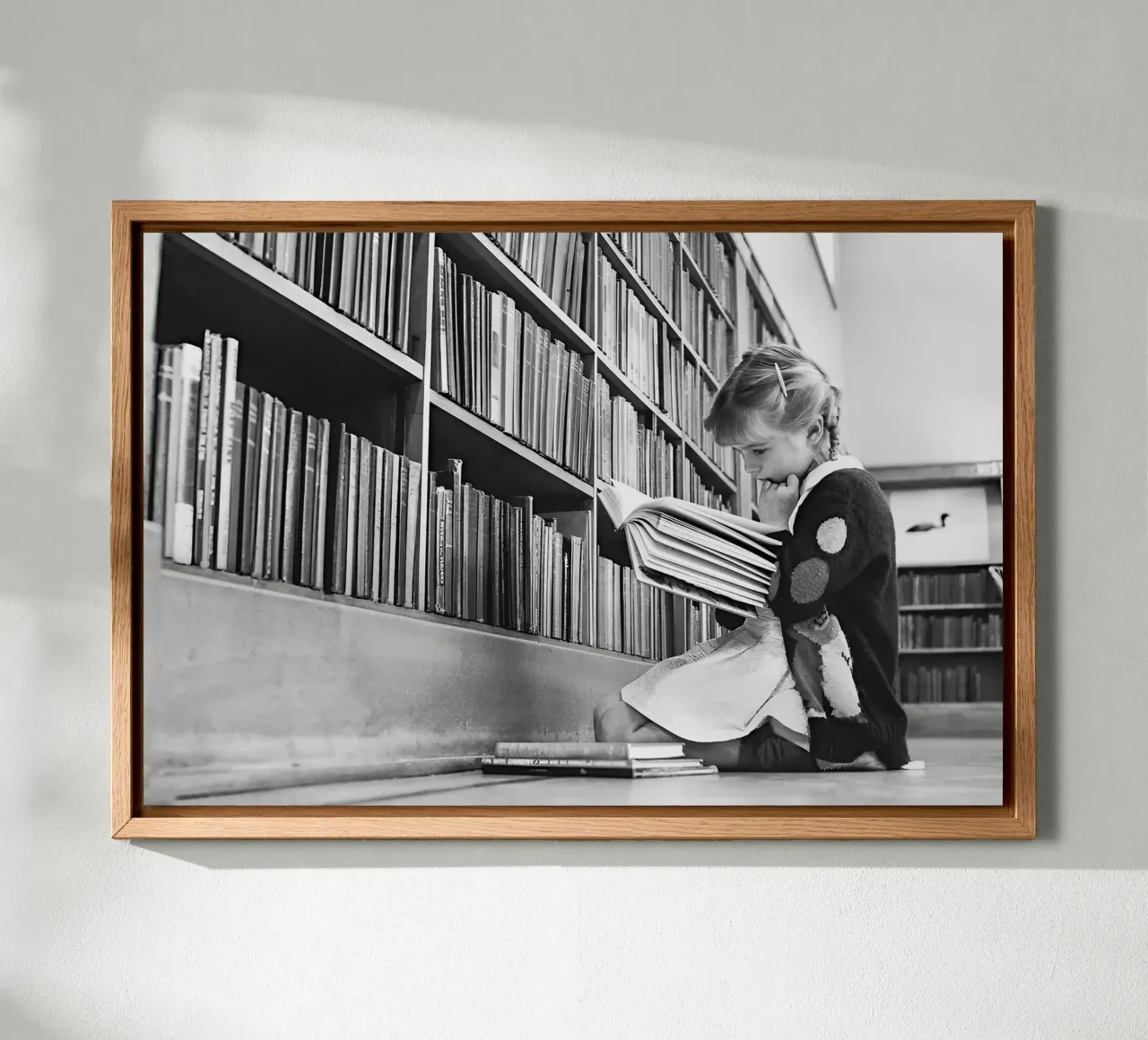Meisje leest boek, oude zwart-wit foto canvas met Baklijst van Vibrant Vintage Prints