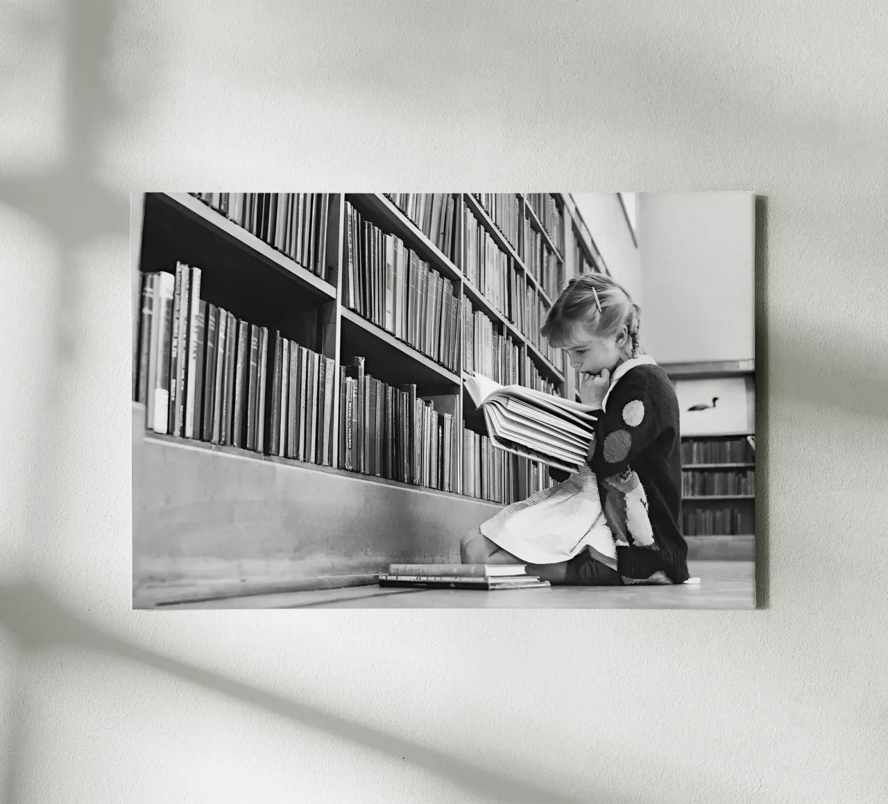 Meisje leest boek, oude zwart-wit foto canvas met Baklijst van Vibrant Vintage Prints