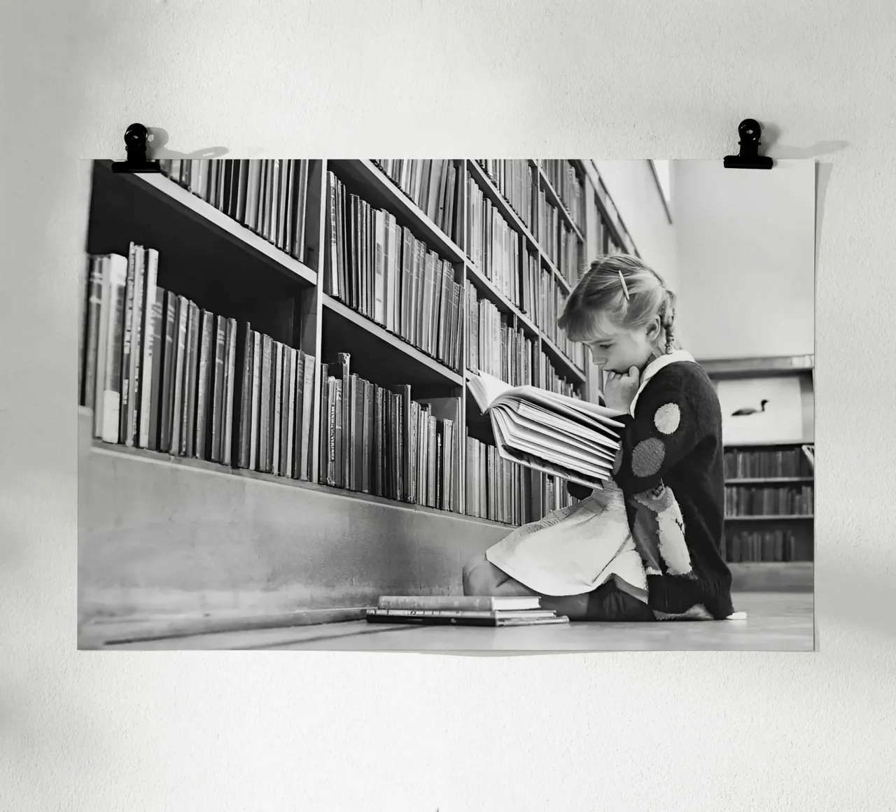 Bambina che legge un libro, foto d'epoca in bianco e nero poster con telaio in legno da Vibrant Vintage Prints