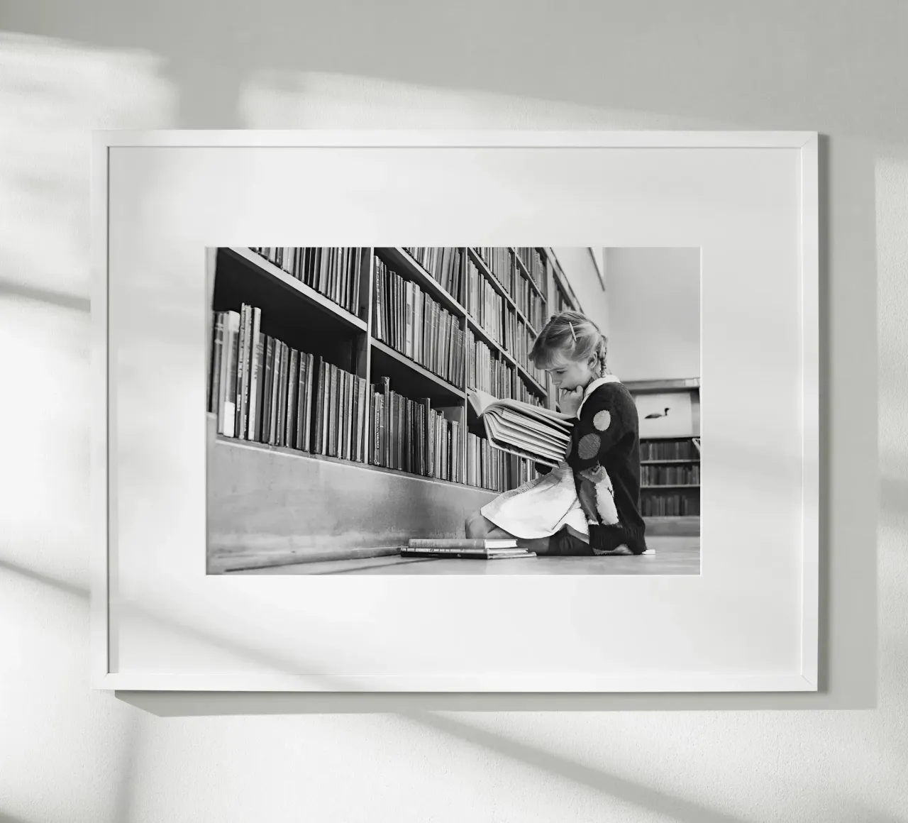 Bambina che legge un libro, foto d'epoca in bianco e nero poster con telaio in legno da Vibrant Vintage Prints