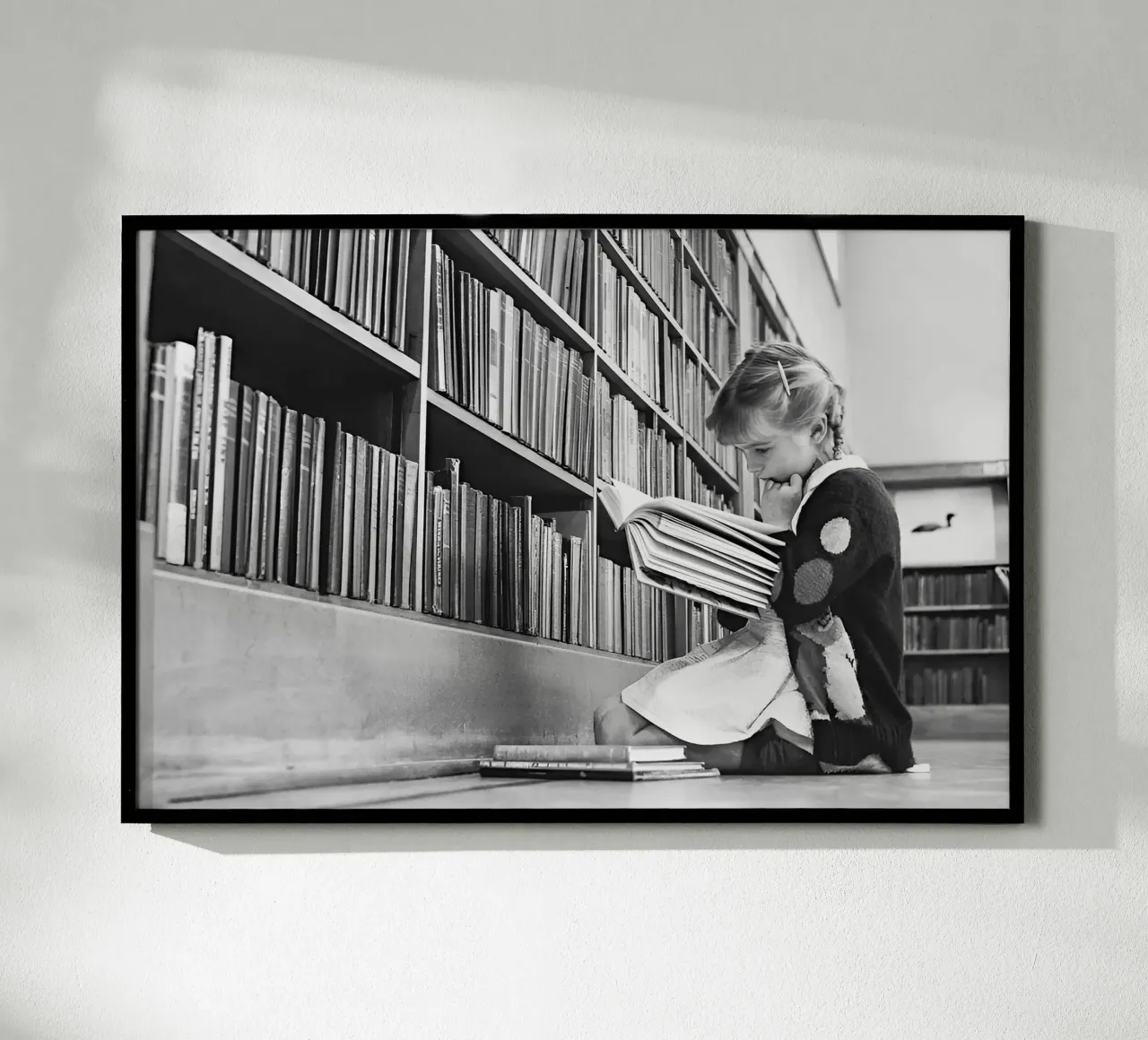 Bambina che legge un libro, foto d'epoca in bianco e nero poster con telaio in legno da Vibrant Vintage Prints