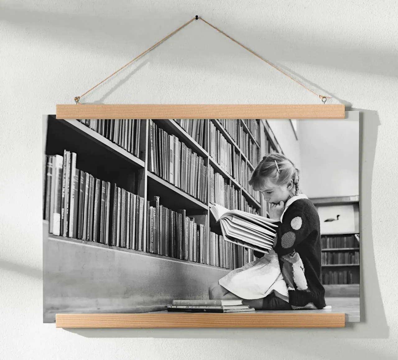 Bambina che legge un libro, foto d'epoca in bianco e nero poster con telaio in legno da Vibrant Vintage Prints