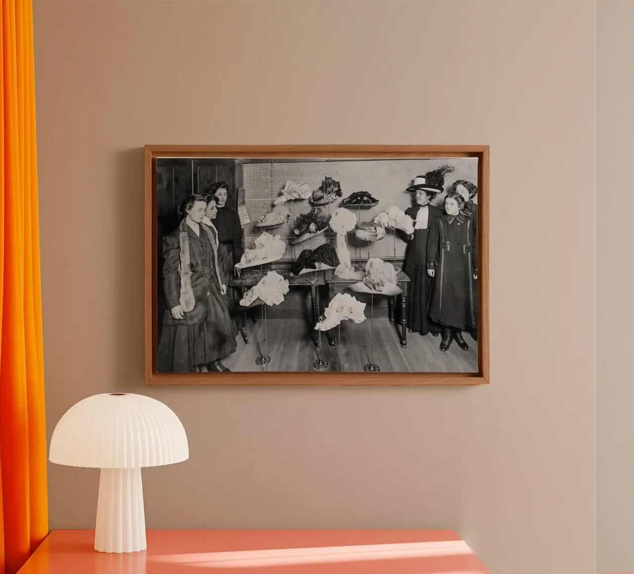 Dames bij hoedenwinkel, oude zwart-wit foto canvas met Baklijst van Vibrant Vintage Prints