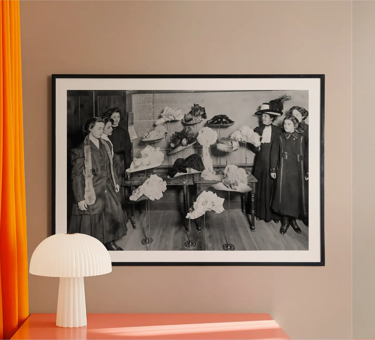 Signore al negozio di cappelli, foto d'epoca in bianco e nero poster con telaio in alluminio da Vibrant Vintage Prints