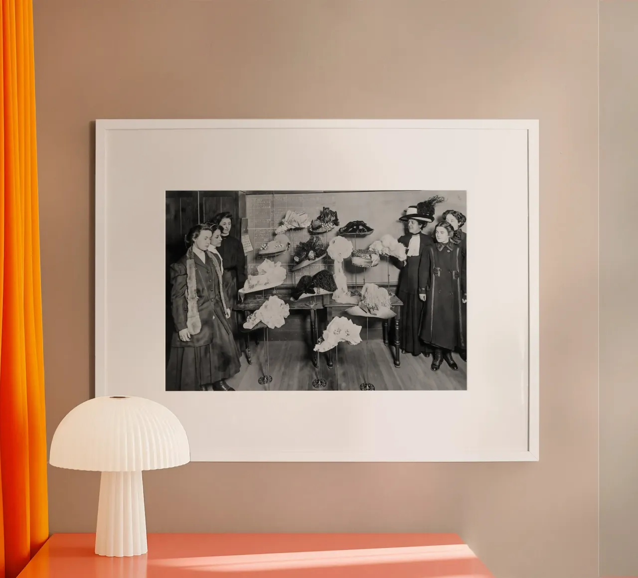 Signore al negozio di cappelli, foto d'epoca in bianco e nero poster con telaio in alluminio da Vibrant Vintage Prints