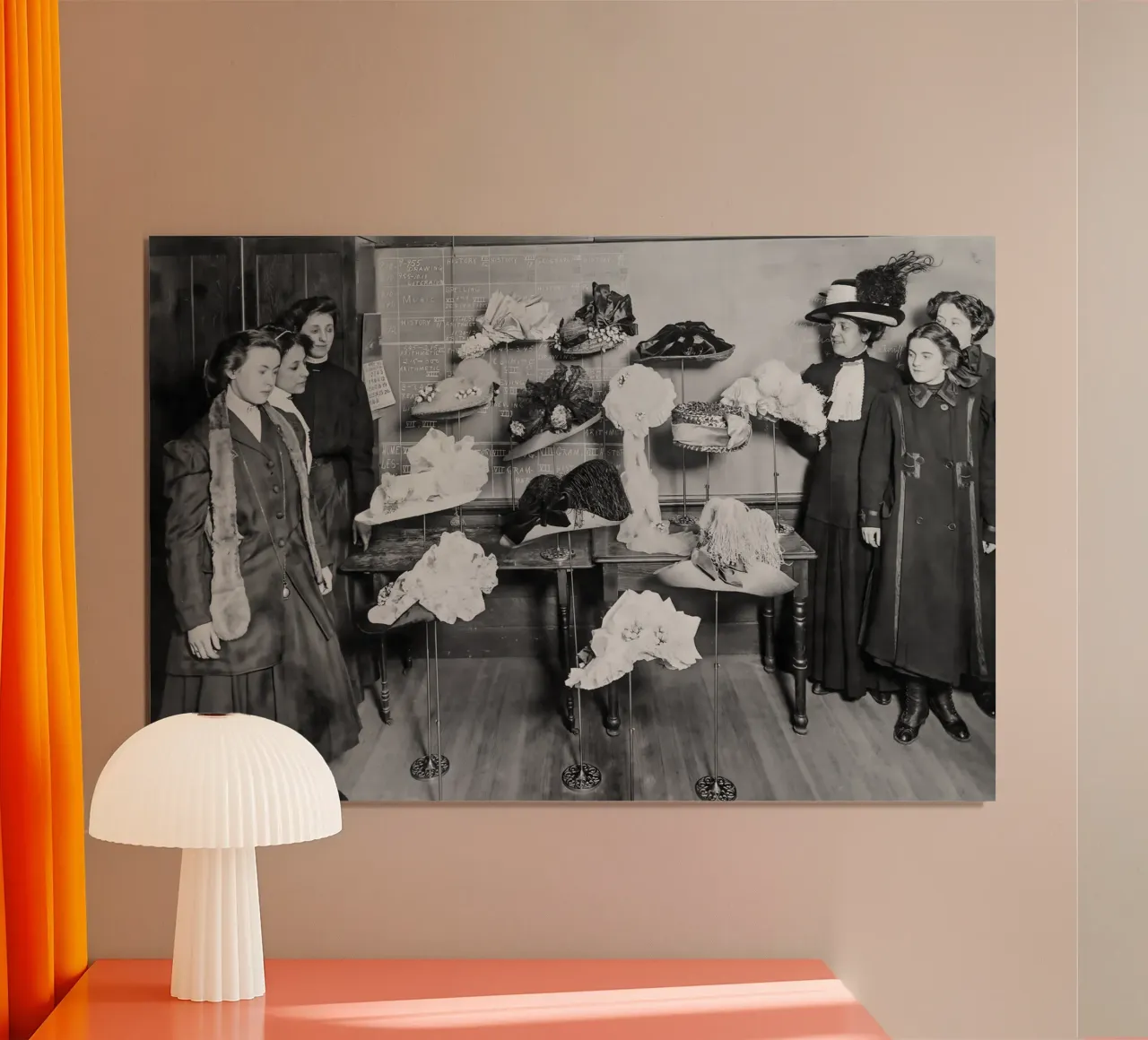 Signore al negozio di cappelli, foto d'epoca in bianco e nero poster con telaio in alluminio da Vibrant Vintage Prints