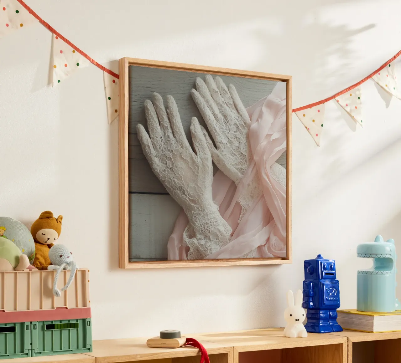 Geflüster in Rosa Leinwand mit Schattenfugenrahmen von StillVibe Home