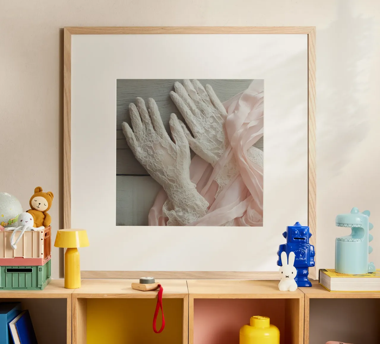 Sussurri in rosa poster con telaio in plastica da StillVibe Home