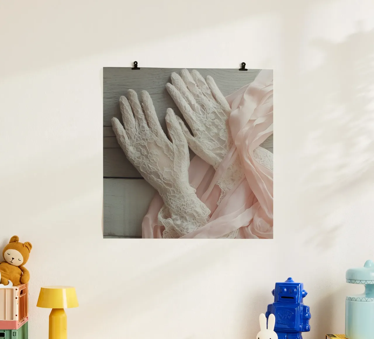 Sussurri in rosa poster con telaio in plastica da StillVibe Home
