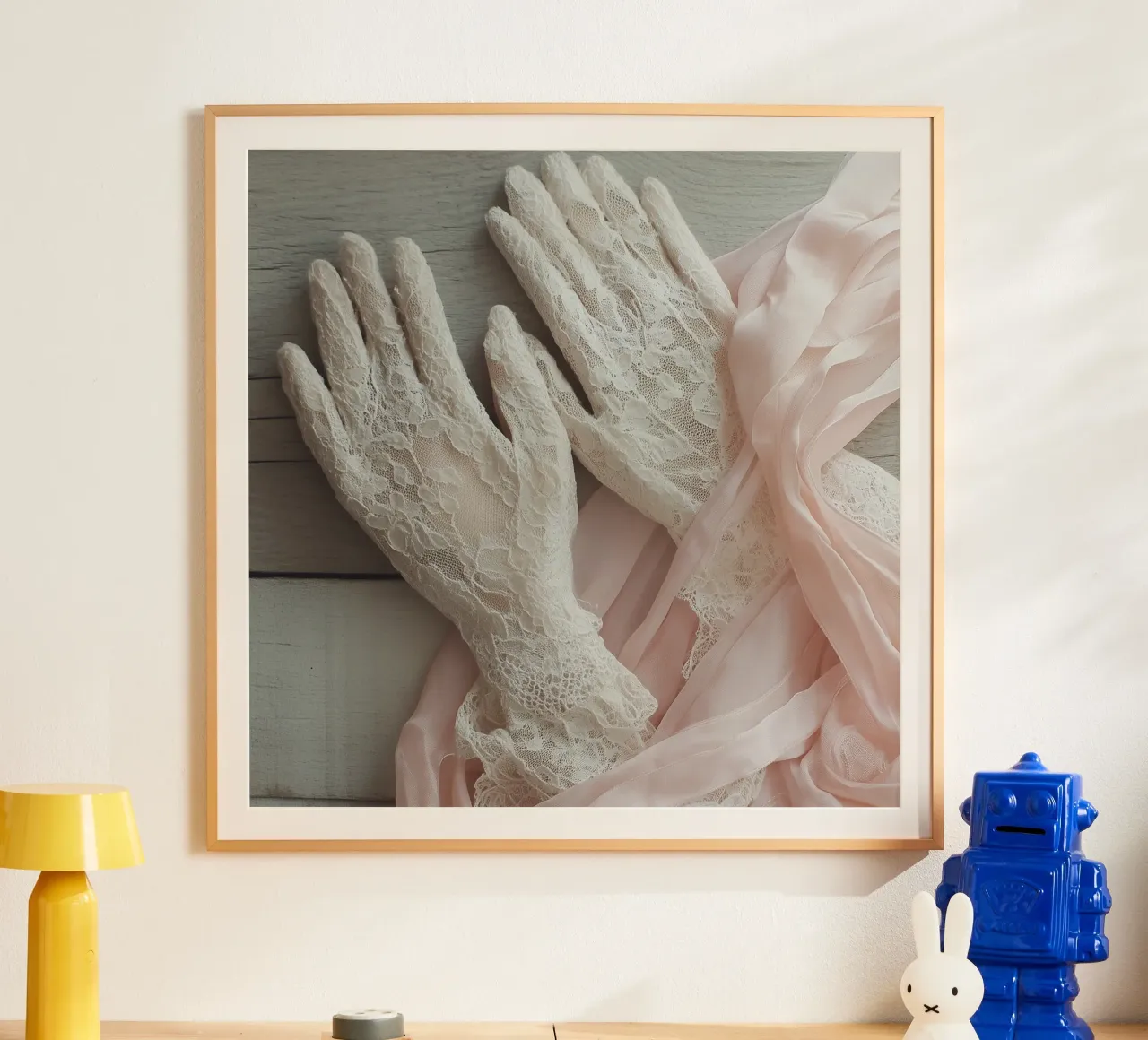 Sussurri in rosa poster con telaio in plastica da StillVibe Home
