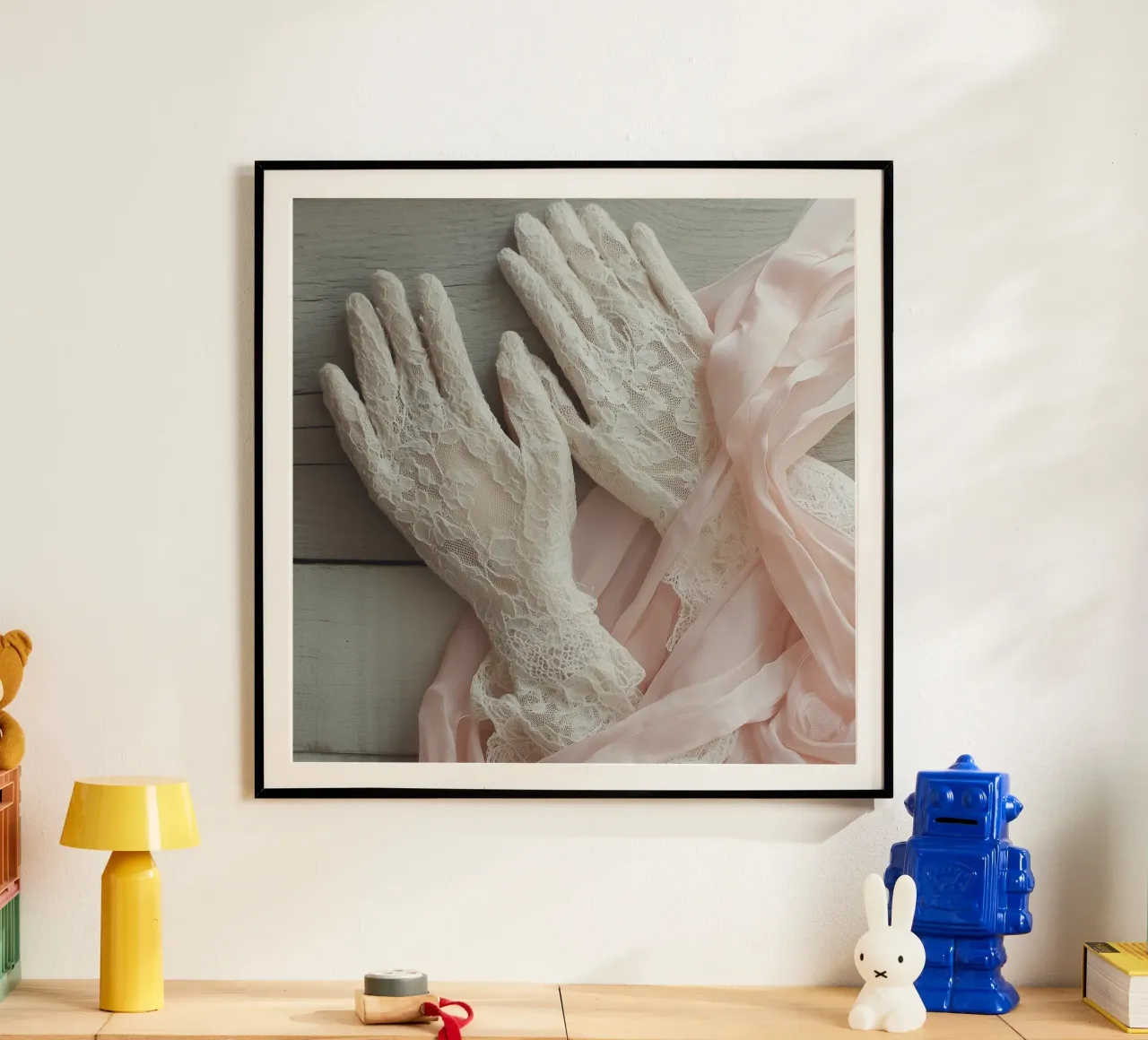 Sussurri in rosa poster con telaio in plastica da StillVibe Home