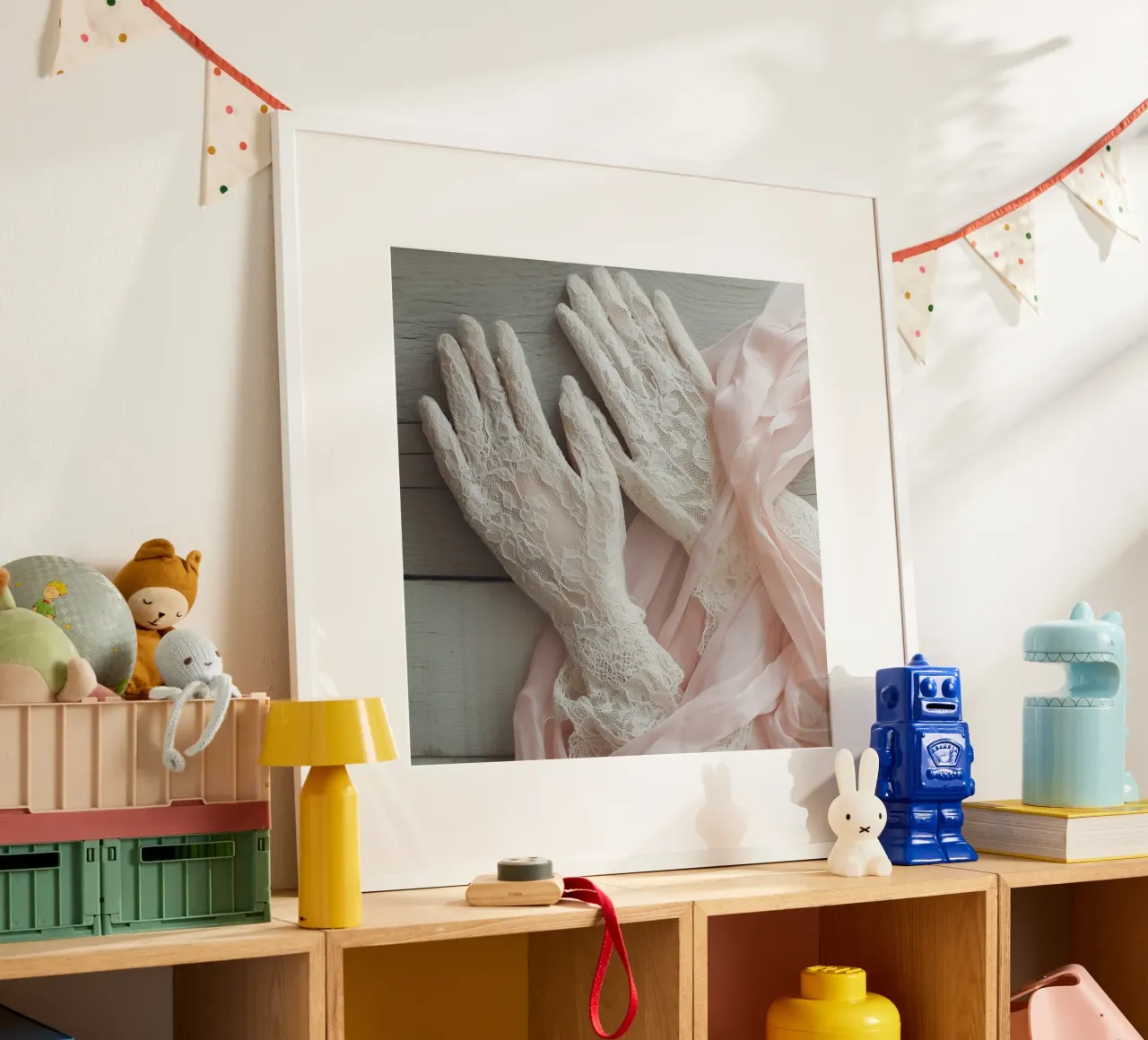 Sussurri in rosa poster con telaio in plastica da StillVibe Home