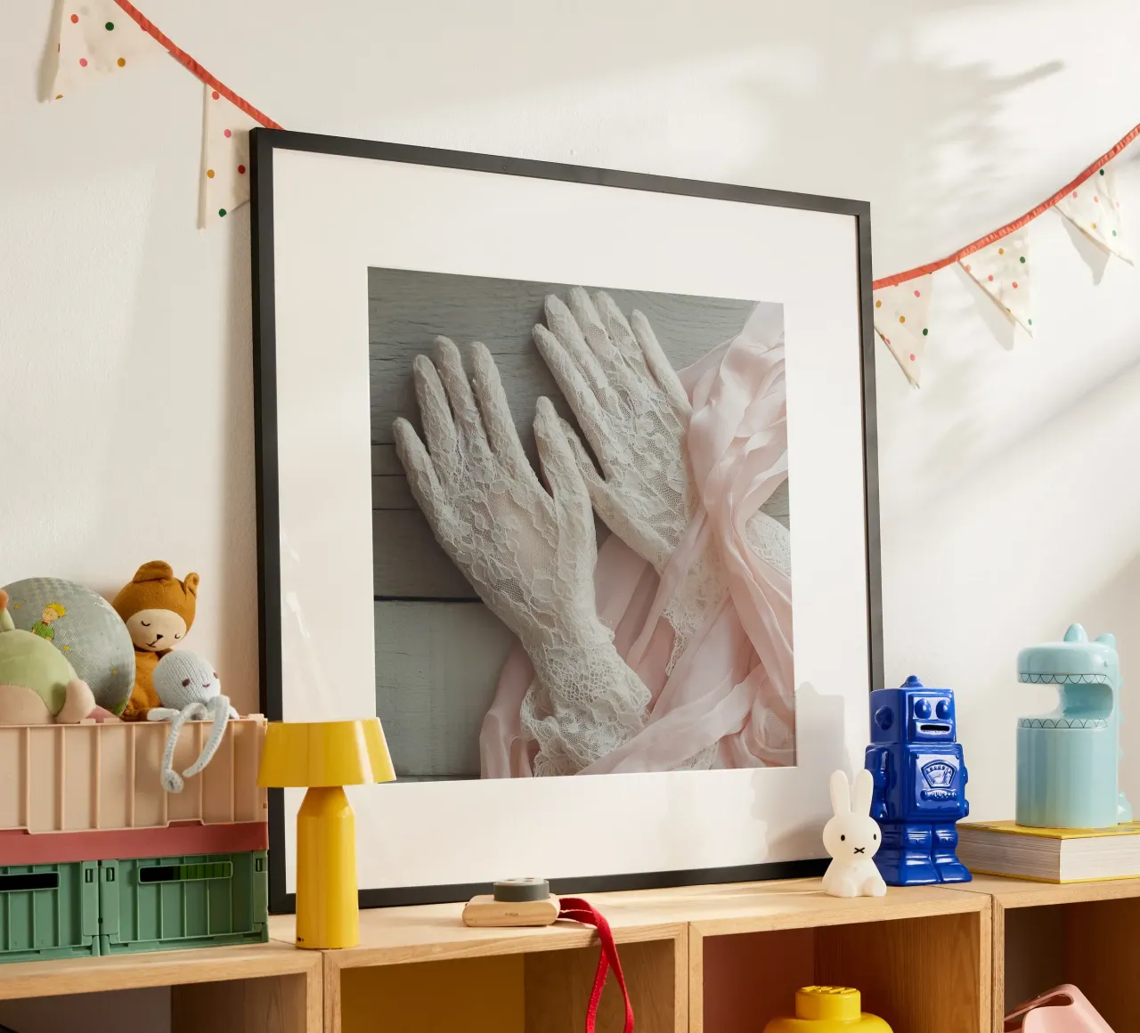 Sussurri in rosa poster con telaio in plastica da StillVibe Home