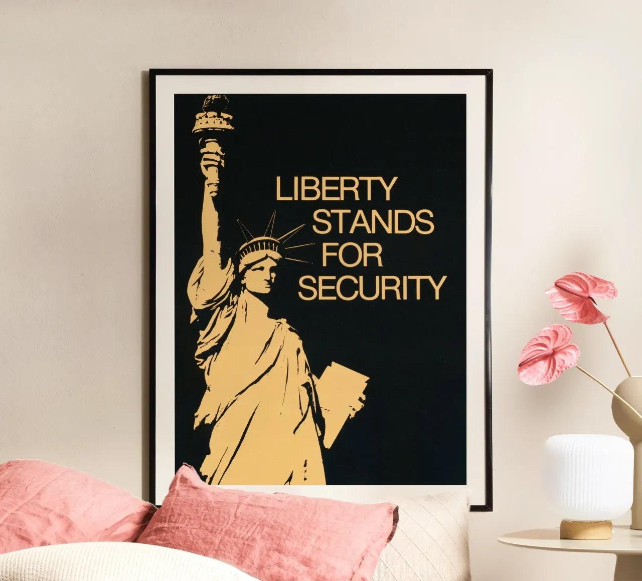 Poster di propaganda d'epoca "Liberty Stands for Security" (La libertà è sinonimo di sicurezza) poster da homdeco