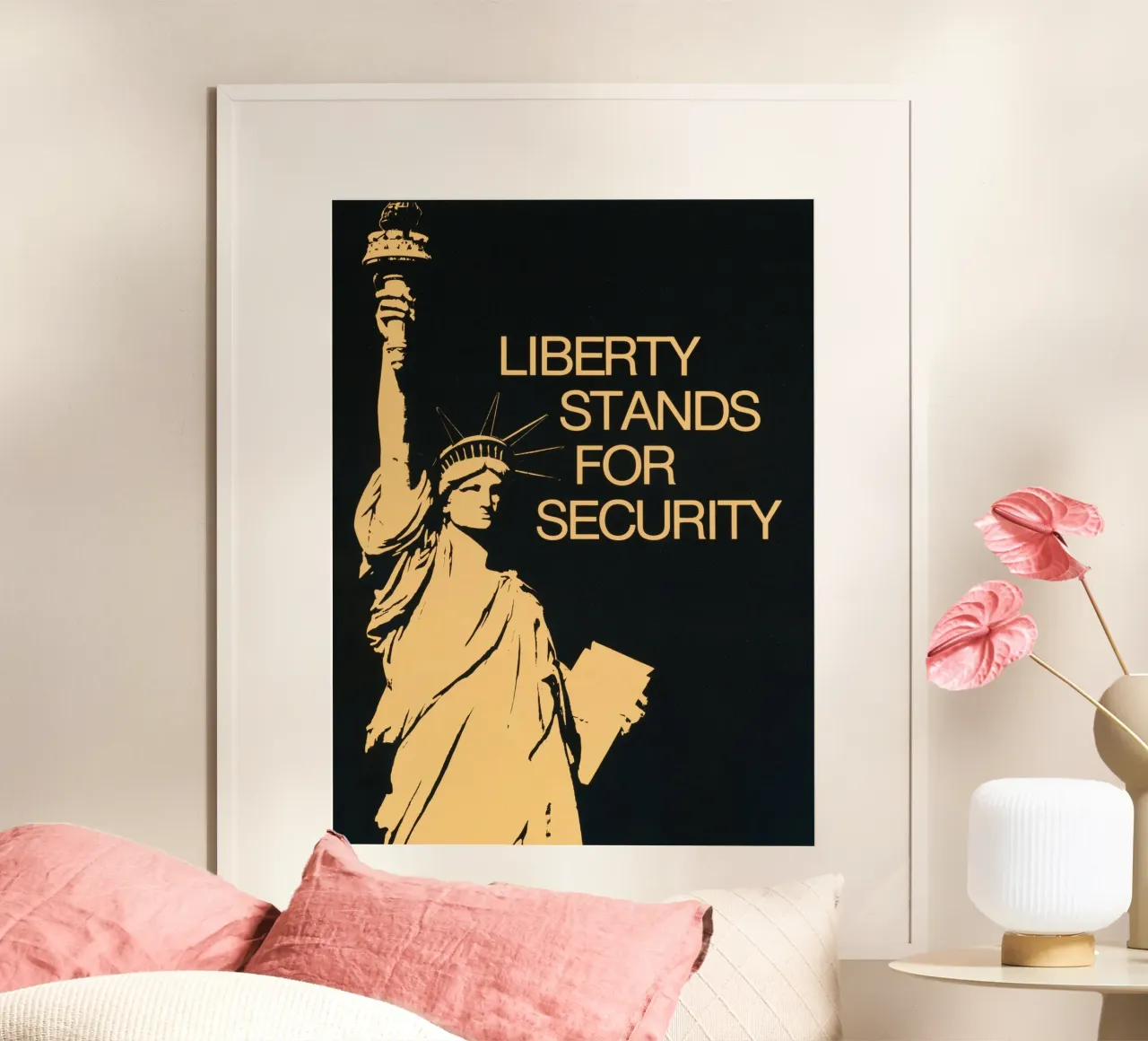 Poster di propaganda d'epoca "Liberty Stands for Security" (La libertà è sinonimo di sicurezza) poster da homdeco