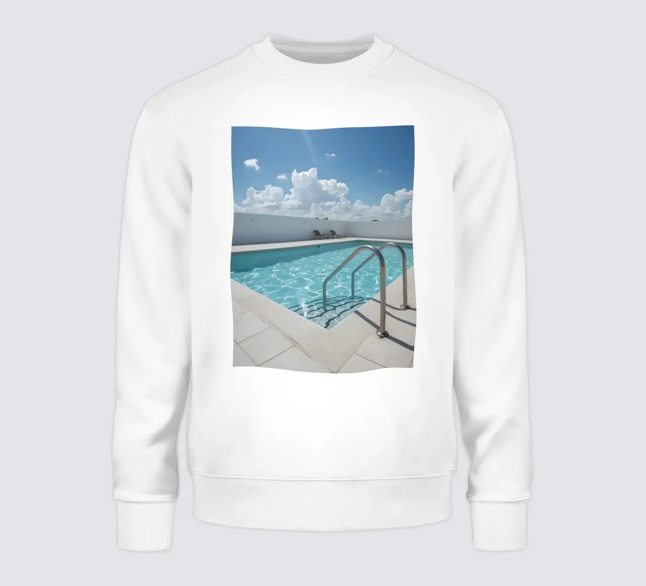 Piscina sul tetto con scala di accesso e cielo blu felpa da DesignDoodle