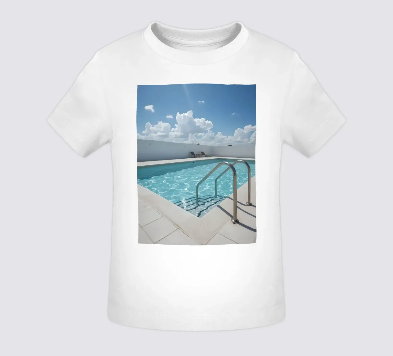 Piscina sul tetto con scala di accesso e cielo blu maglietta neonato da DesignDoodle
