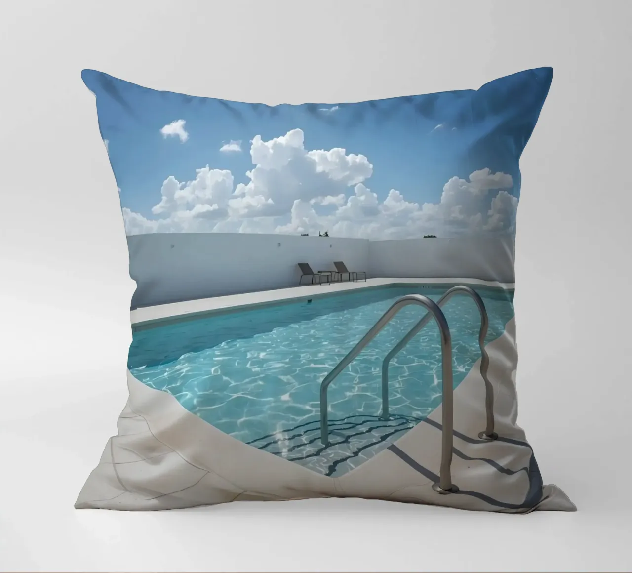 Piscina sul tetto con scala di accesso e cielo blu cuscino da DesignDoodle