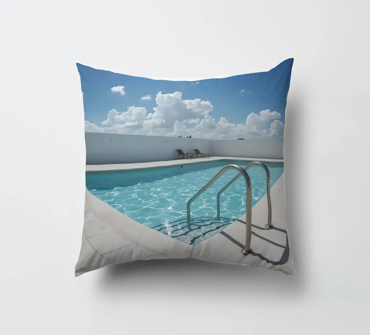 Piscina sul tetto con scala di accesso e cielo blu cuscino da DesignDoodle