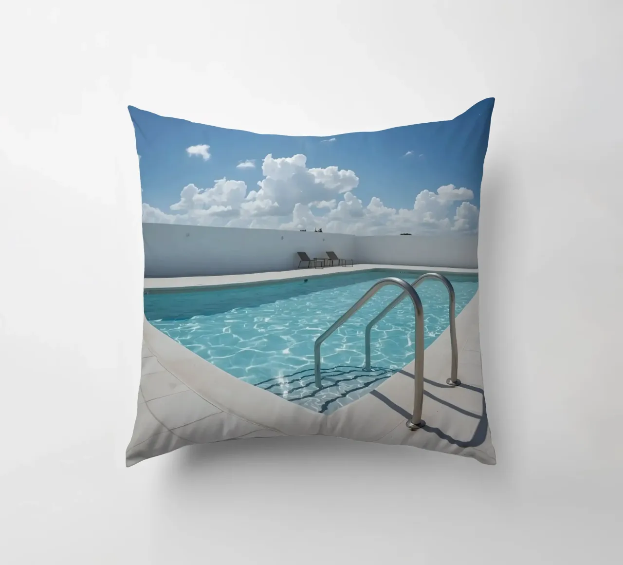Piscina sul tetto con scala di accesso e cielo blu cuscino da DesignDoodle