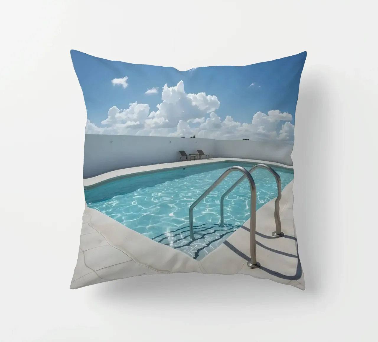 Piscina sul tetto con scala di accesso e cielo blu cuscino da DesignDoodle