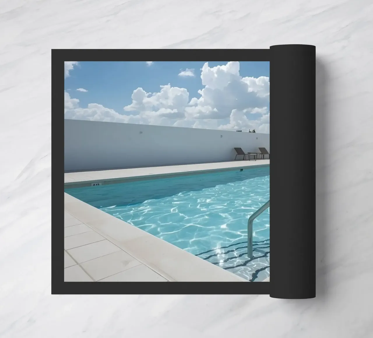 Piscina sul tetto con scala di accesso e cielo blu zerbino da DesignDoodle