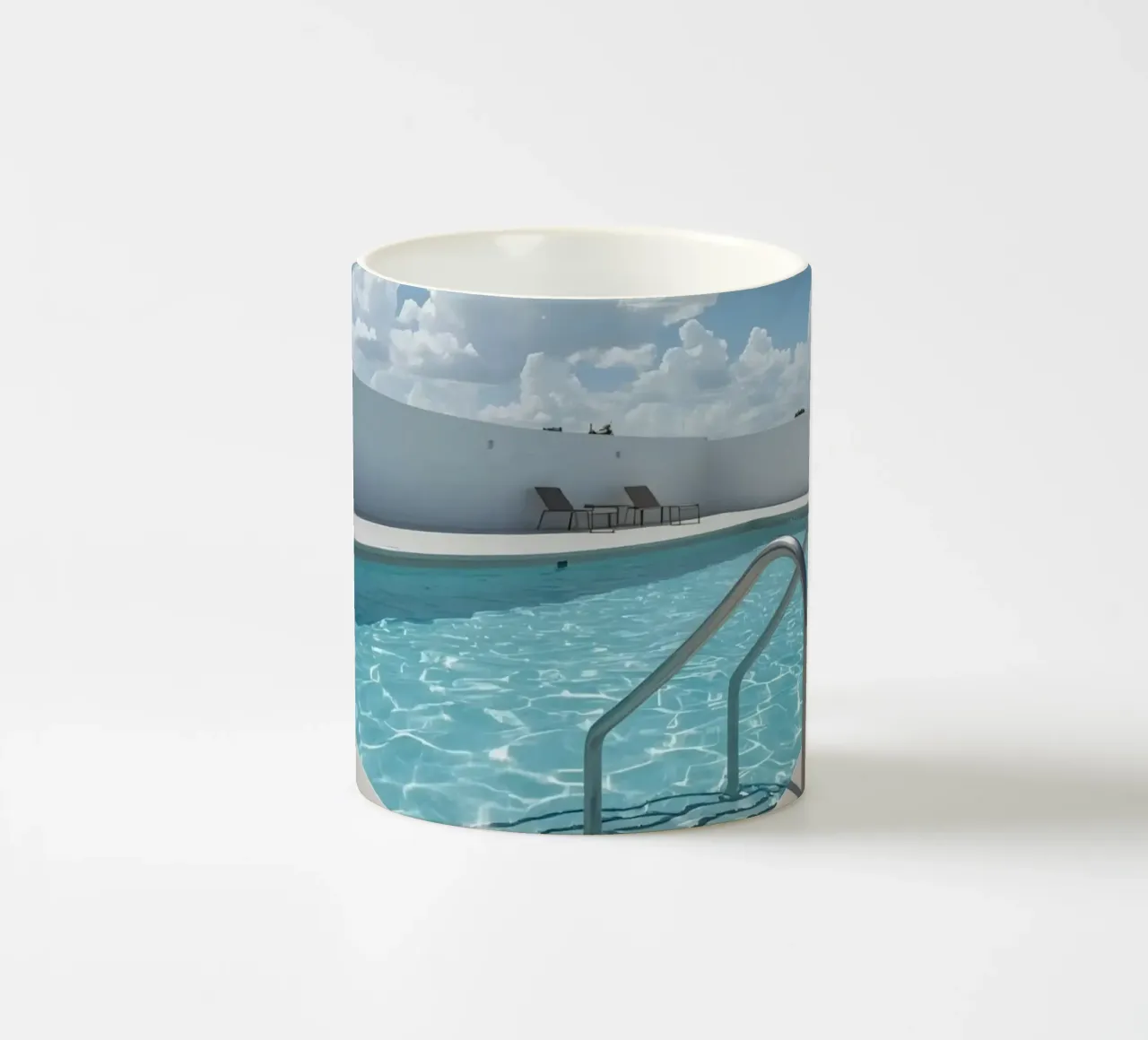 Piscina sul tetto con scala di accesso e cielo blu tazza in ceramica da DesignDoodle