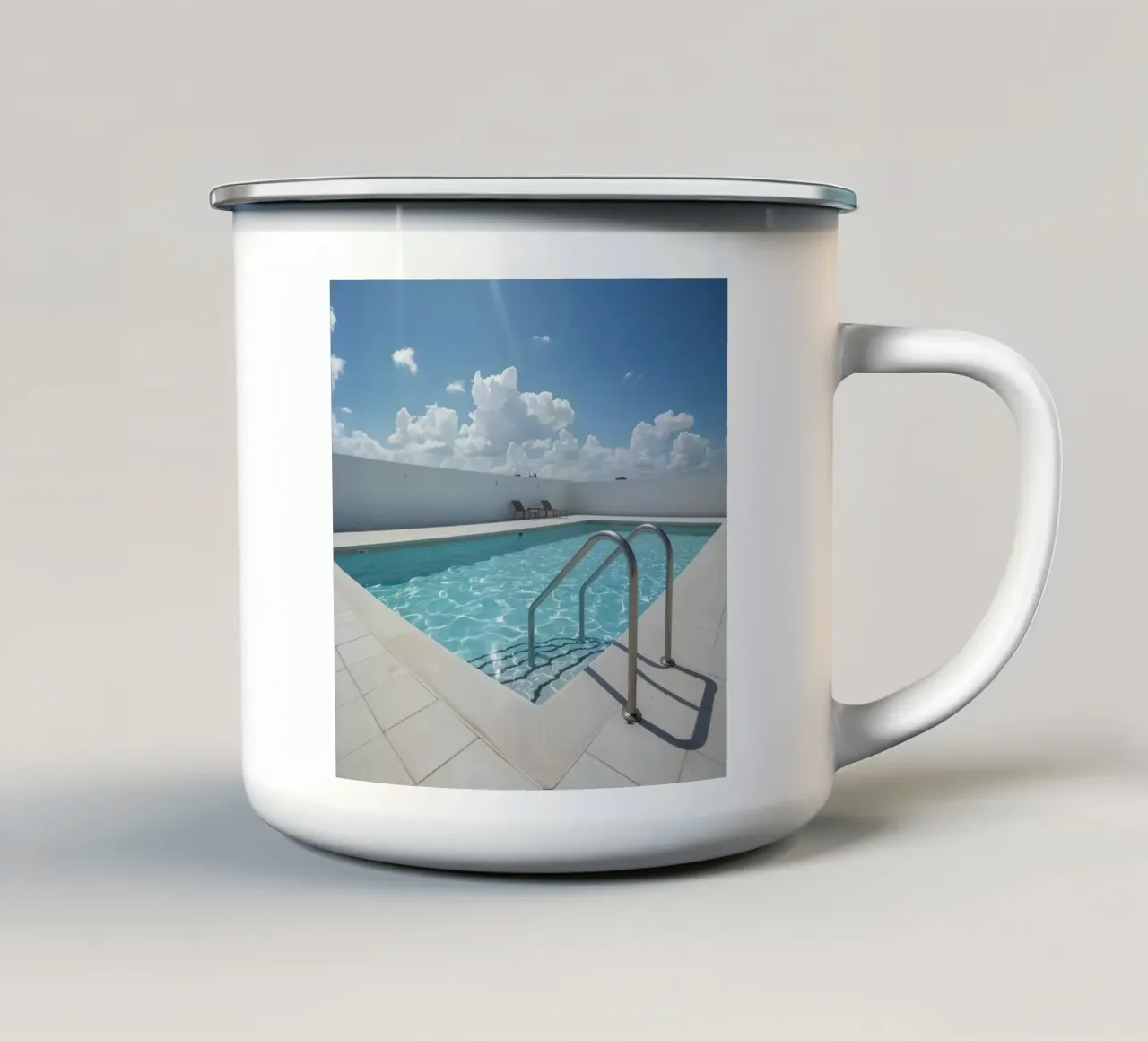 Piscina sul tetto con scala di accesso e cielo blu tazza in smalto da DesignDoodle