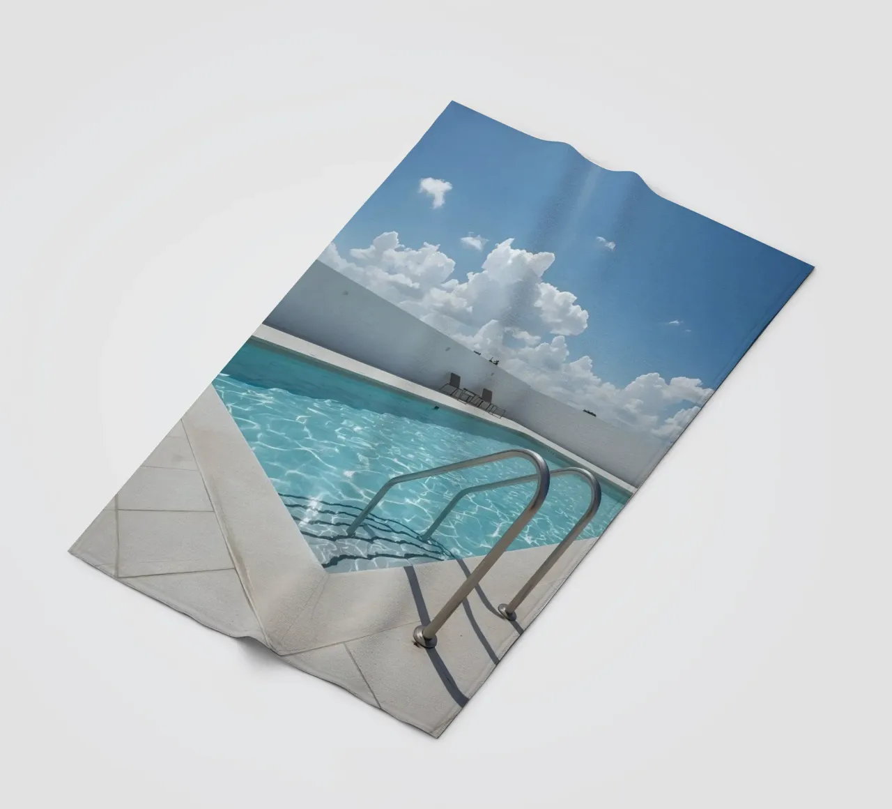 Piscina sul tetto con scala di accesso e cielo blu coperta in pile da DesignDoodle