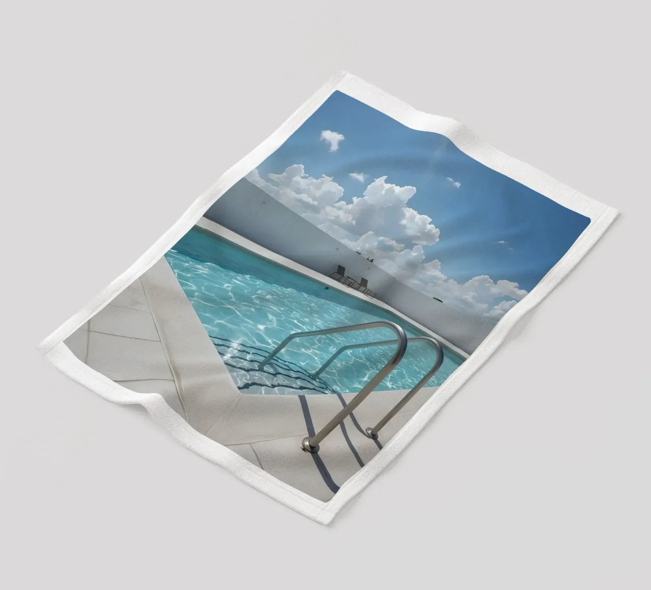 Piscina sul tetto con scala di accesso e cielo blu coperta in pile da DesignDoodle