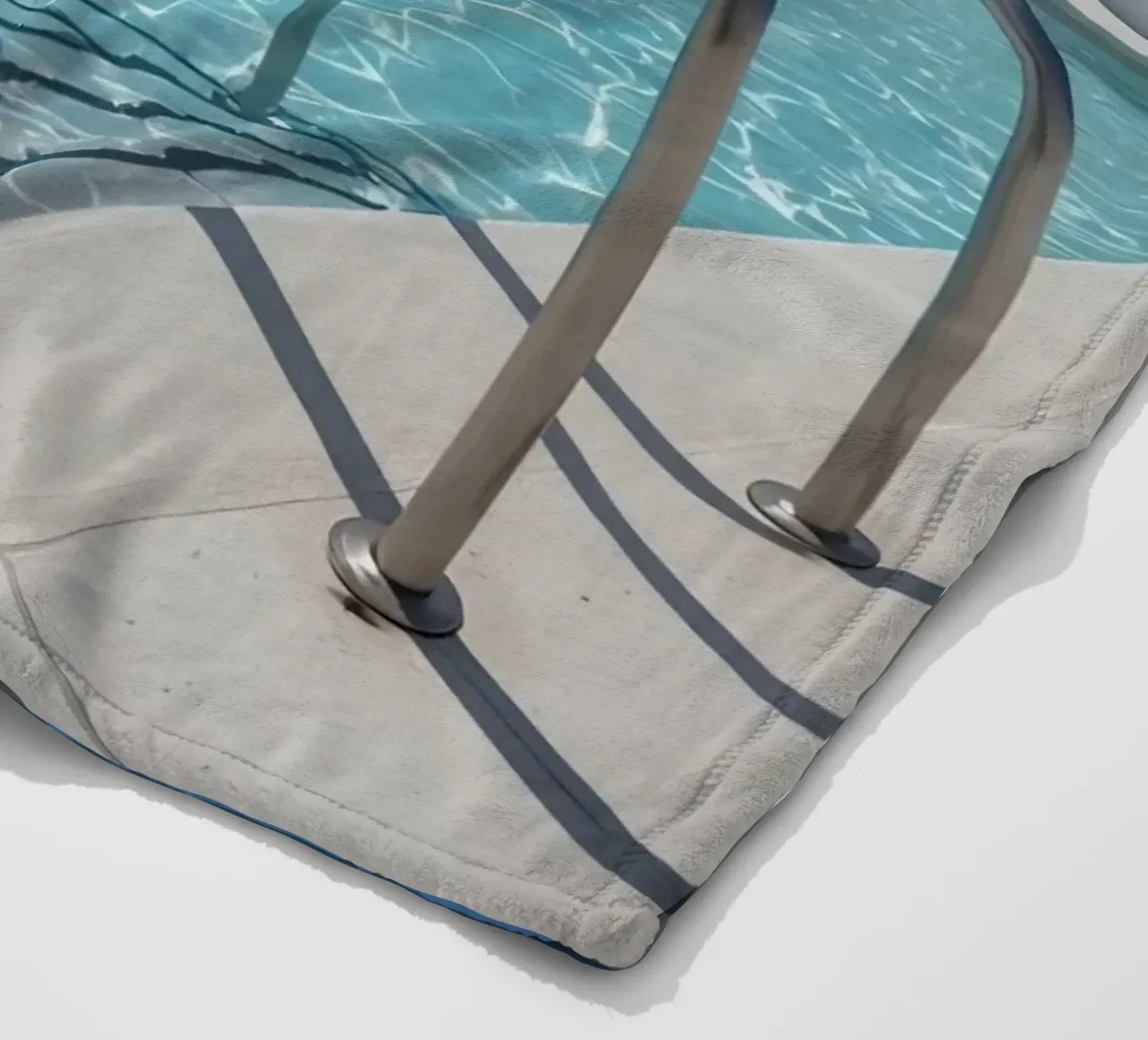 Piscina sul tetto con scala di accesso e cielo blu coperta in pile da DesignDoodle
