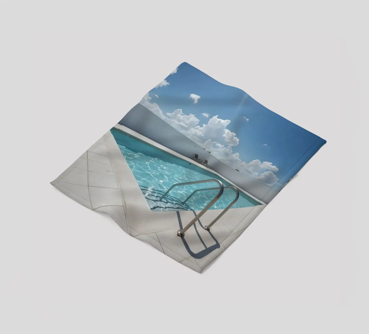 Piscina sul tetto con scala di accesso e cielo blu coperta in pile da DesignDoodle