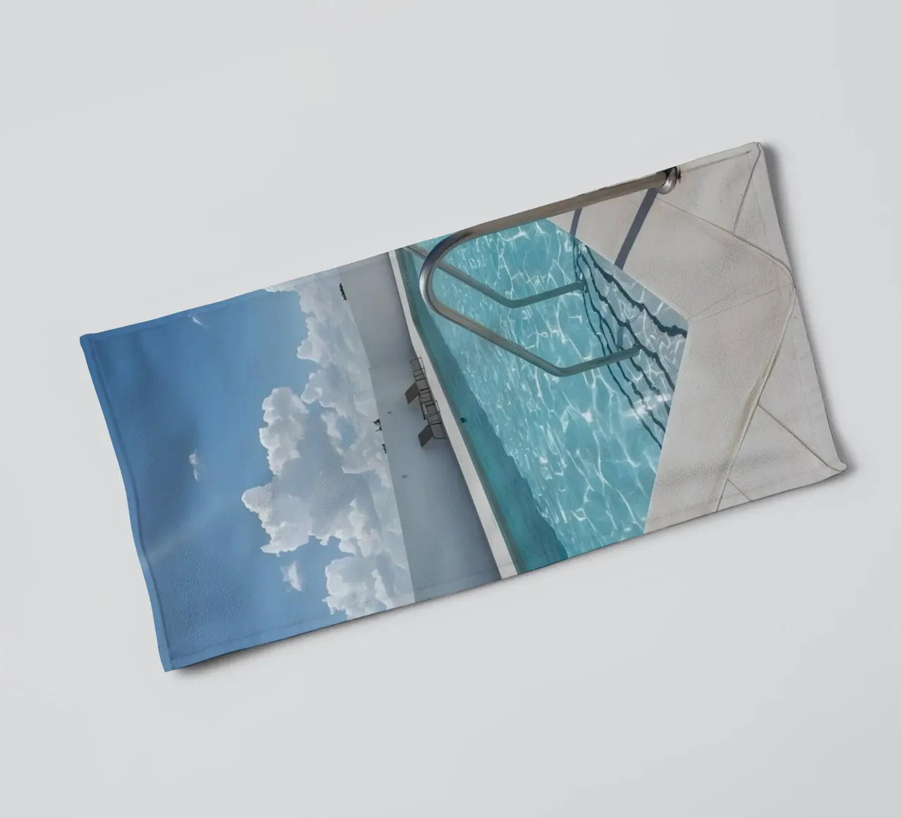 Piscina sul tetto con scala di accesso e cielo blu asciugamano da bagno da DesignDoodle