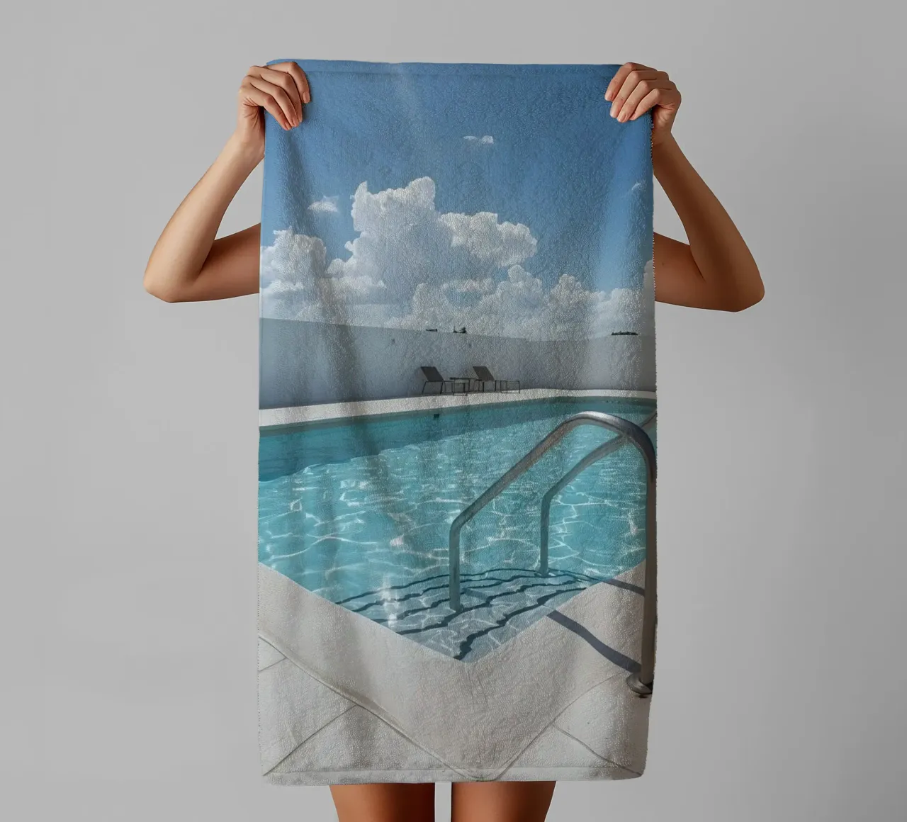 Piscina sul tetto con scala di accesso e cielo blu asciugamano da bagno da DesignDoodle